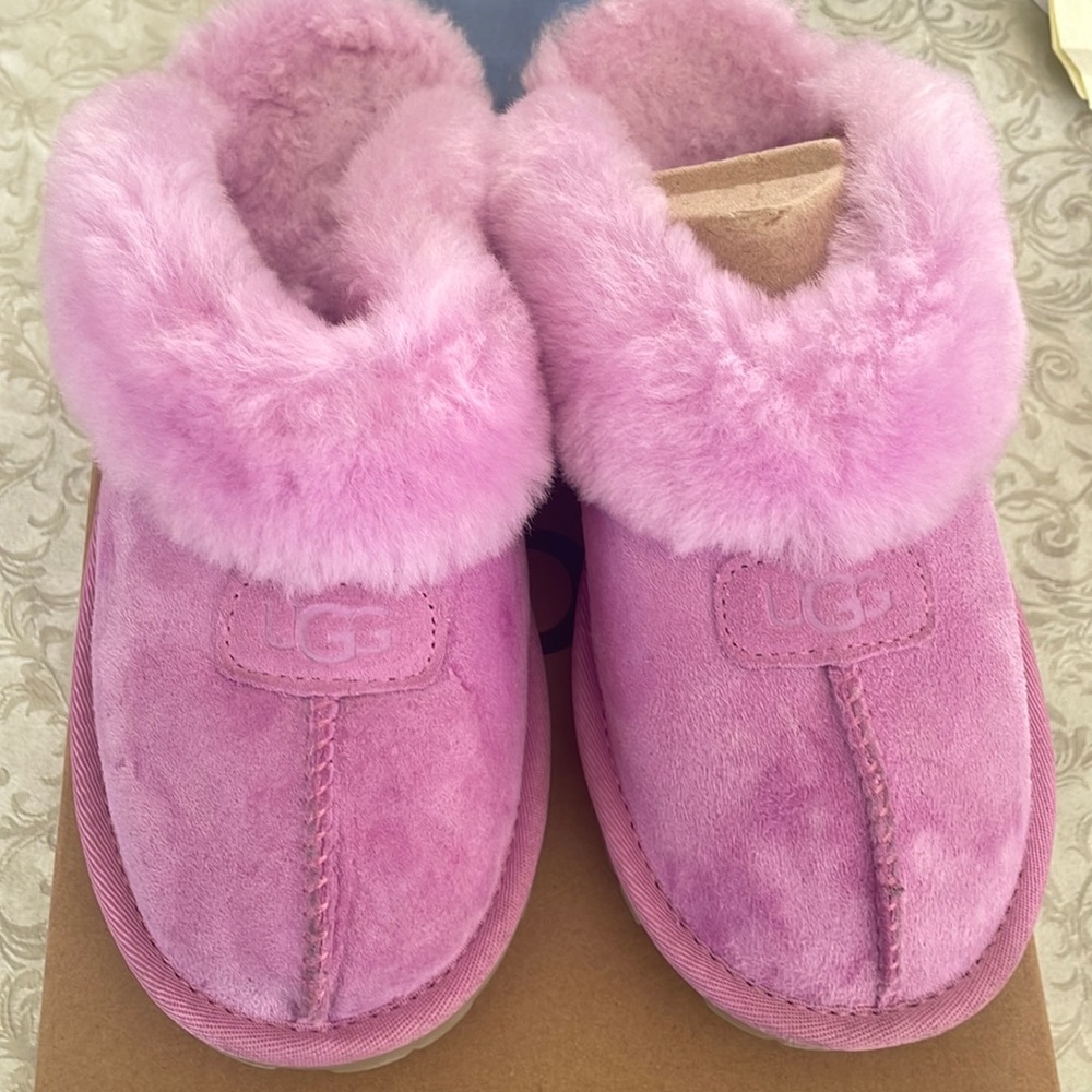 Pink women’s Ugg slippers worn once. Excellent condition.